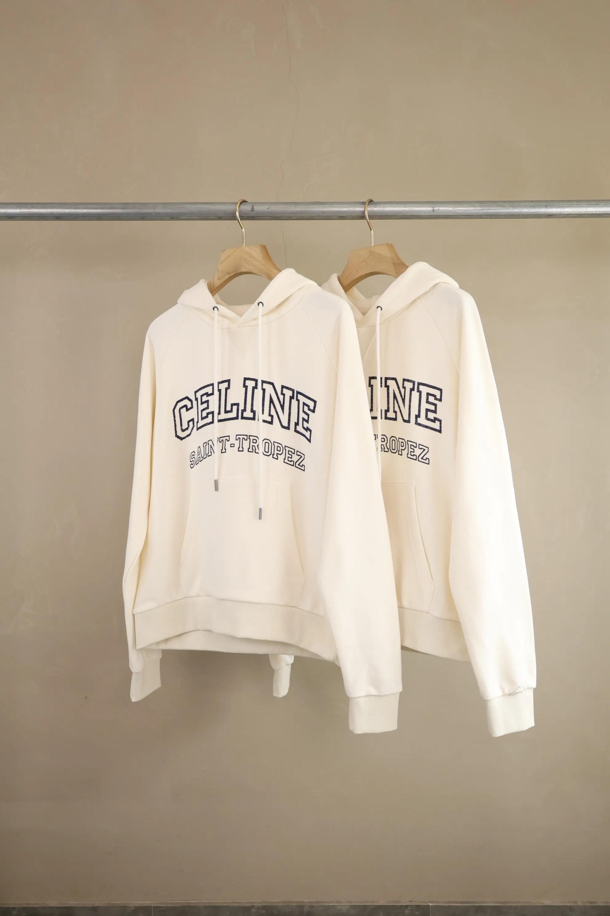 240💰 (women's style) Celine, a luxury brand from France, expresses the fashion industry's connection between culture and sports, represents a new lifestyle, and has won the favor of trendy high-end people with its excellent quality and outstanding style.  2025 new CELINE SAINT-TROPEZ resort-style sports and casual hooded sweatshirt, casual and loose tailoring, gender-neutral, very representative milky white color, inspired by Saint-Tropez, the famous seaside resort in southern France, promotes an exclusive cultural atmosphere, eye-catching and large CELINE word mother, below are the small letters SAINT-TROPEZ, which are all made of dark blue flocking technology. The letters are printed in a hollow shape and given an old and dilapidated effect. The retro atmosphere comes to the face, integrating nautical style and leisure vacation style, creating a hooded sweater that is both luxurious and trendy. 430g cotton terry, custom made in white, size SML 160cm or so, weight 80-100 jins S 165cm or so, weight 100-120 jins M 170cm or so, weight 120-140 jins L